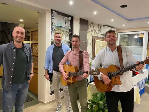 Za čarobno silvestrovanje bodo na Ravnah poskrbeli Abuhi