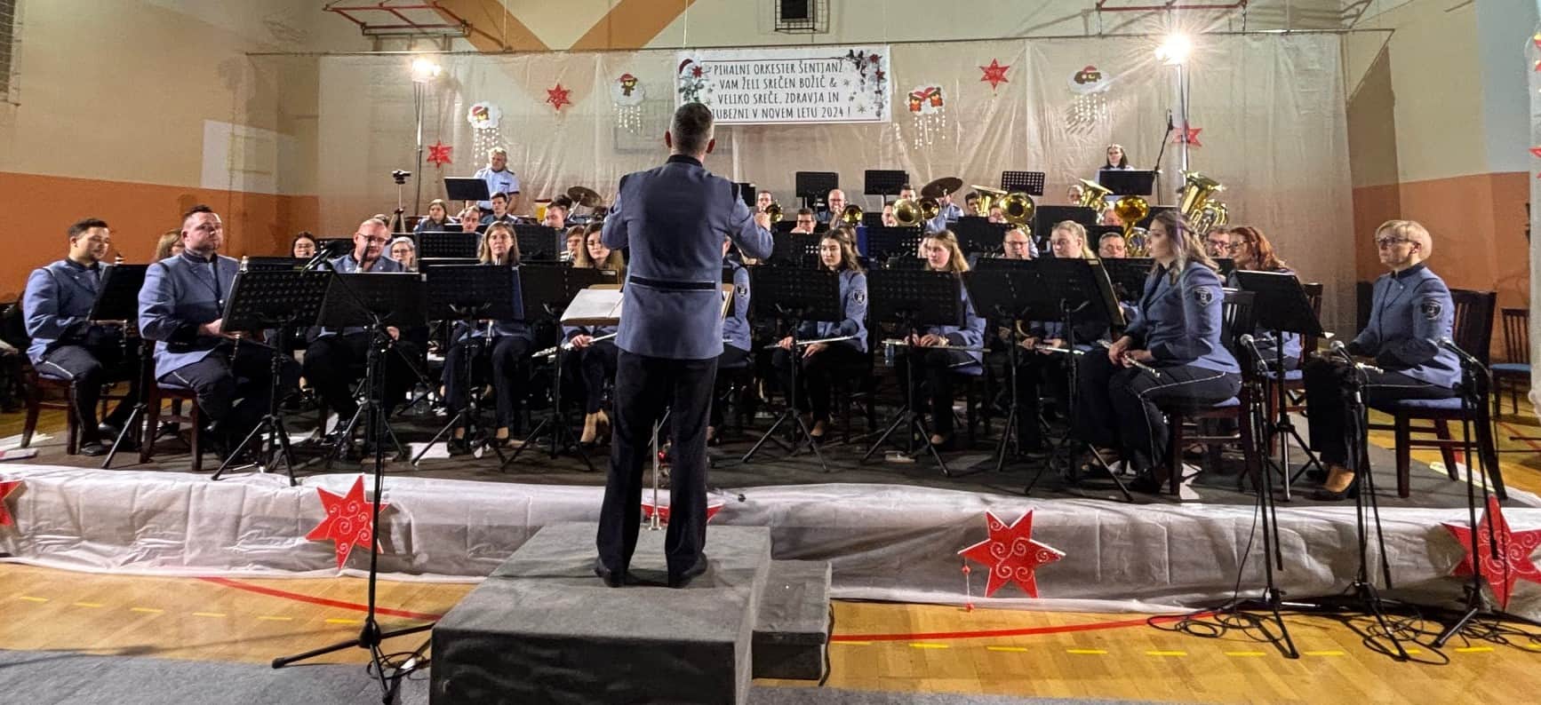 Potekala je proslava ob Dnevu samostojnosti in enotnosti s koncertom Pihalnega orkestra Šentjanž