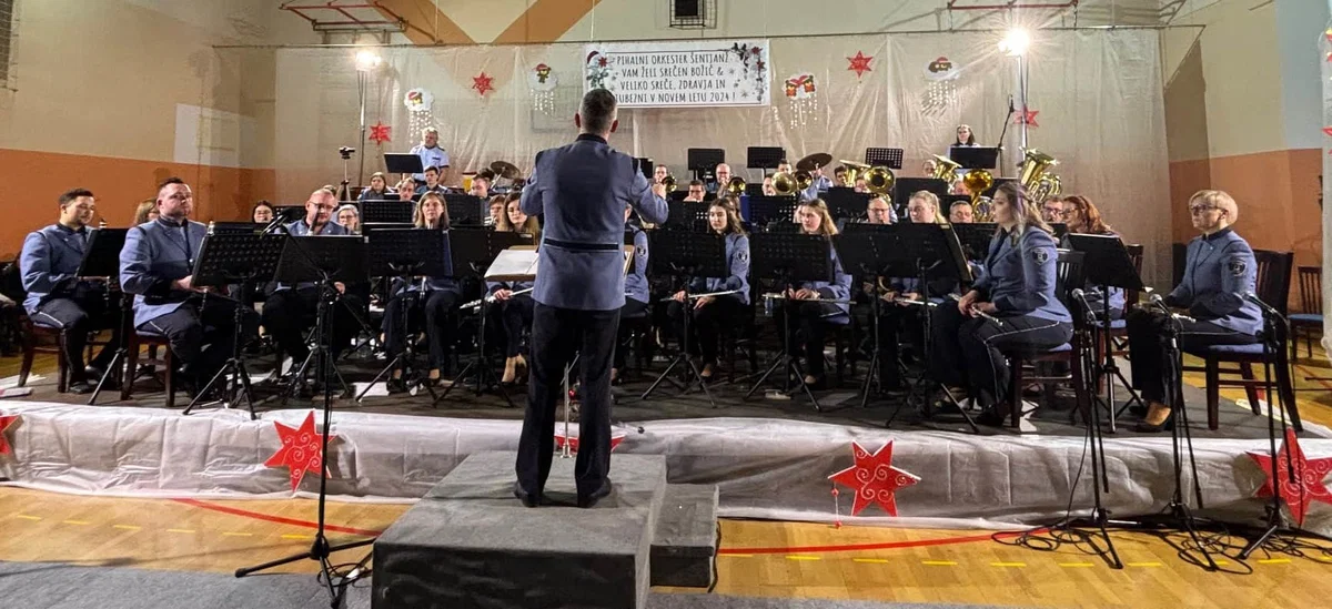 Potekala je proslava ob Dnevu samostojnosti in enotnosti s koncertom Pihalnega orkestra Šentjanž