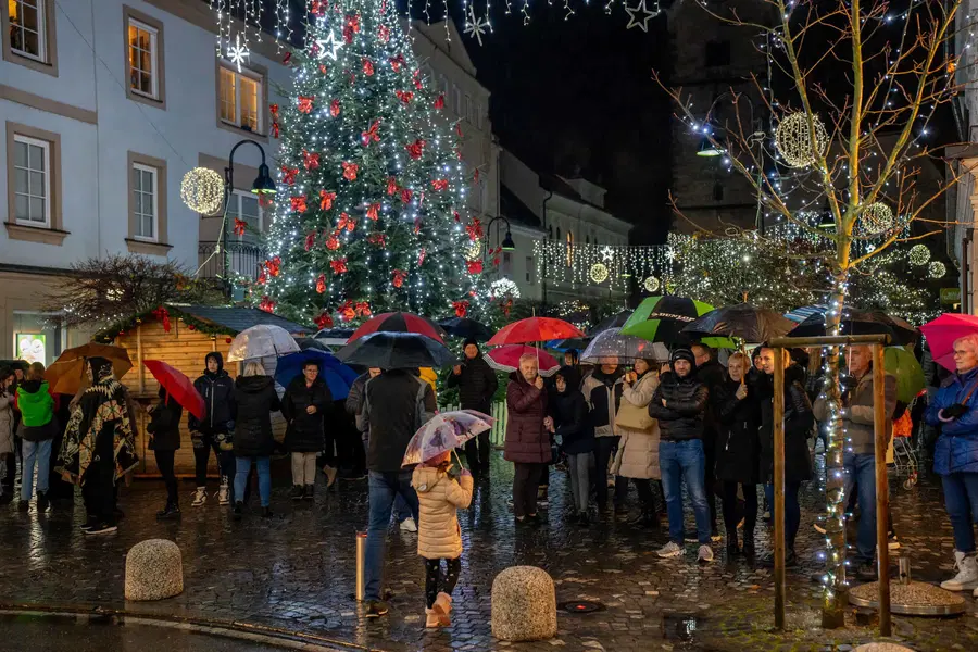 VIDEO in FOTO: Množica ljudi kljub dežju v Slovenj Gradcu pričakala prižig prazničnih luči