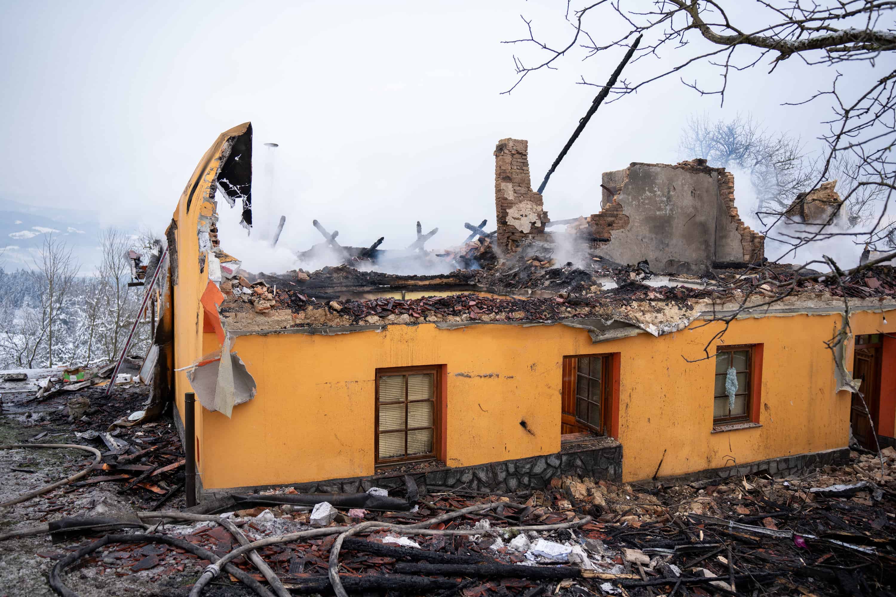 Tudi prijatelji konjeniki želijo pomagati družini Perjak, ki je čez noč izgubila streho nad glavo