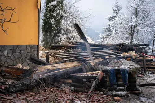 Na požarišču požara v naselju Vrhe zopet gorelo. Podvelka brez električne energije