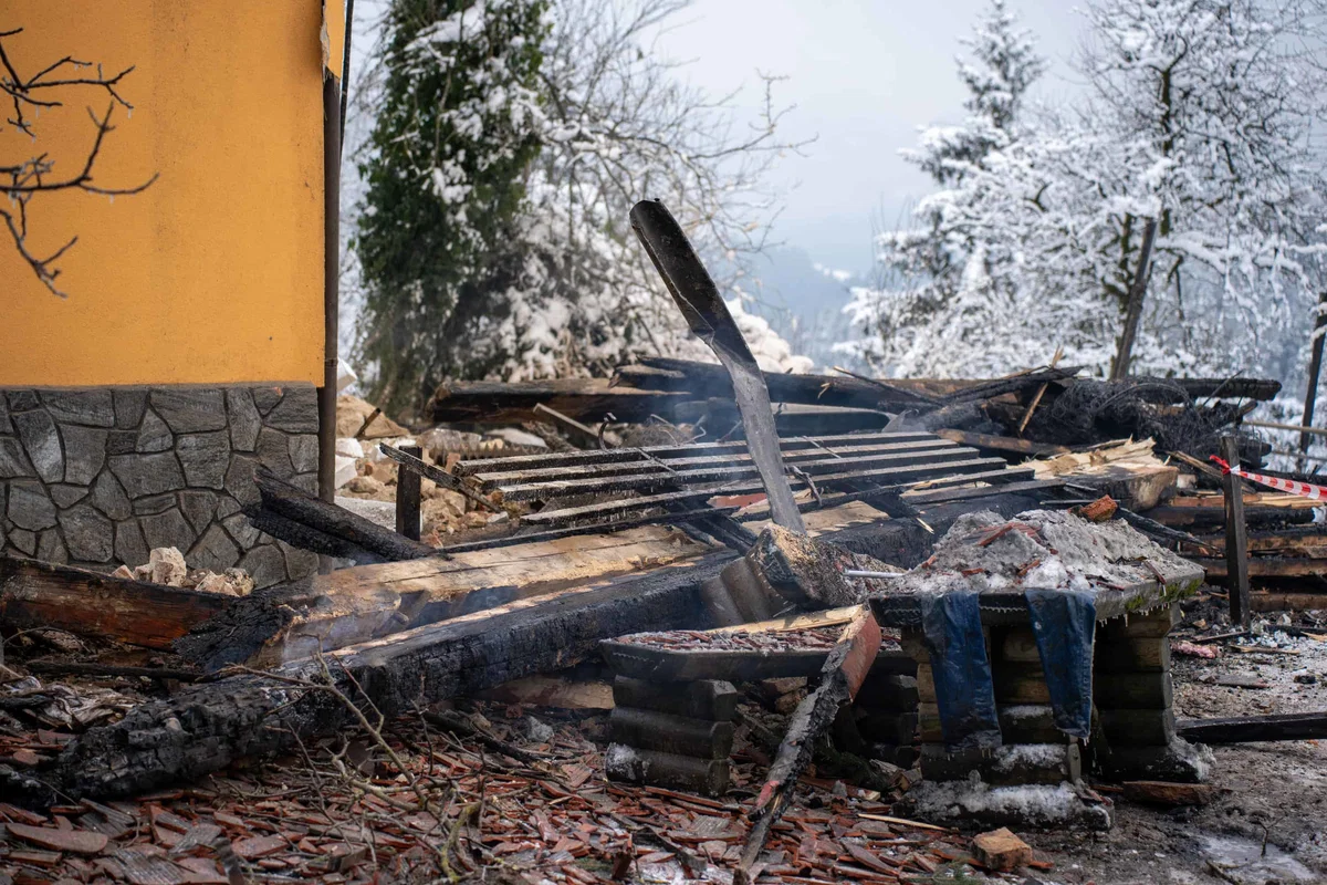 Na požarišču požara v naselju Vrhe zopet gorelo. Podvelka brez električne energije