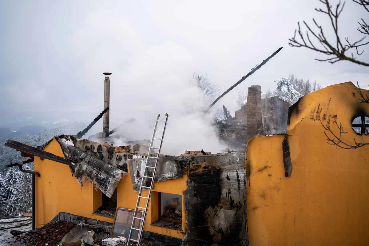 FOTO IN VIDEO: Po grozljivem požaru družina na Vrhah ostala brez vsega, rešiti jim je uspelo le nekaj oblek