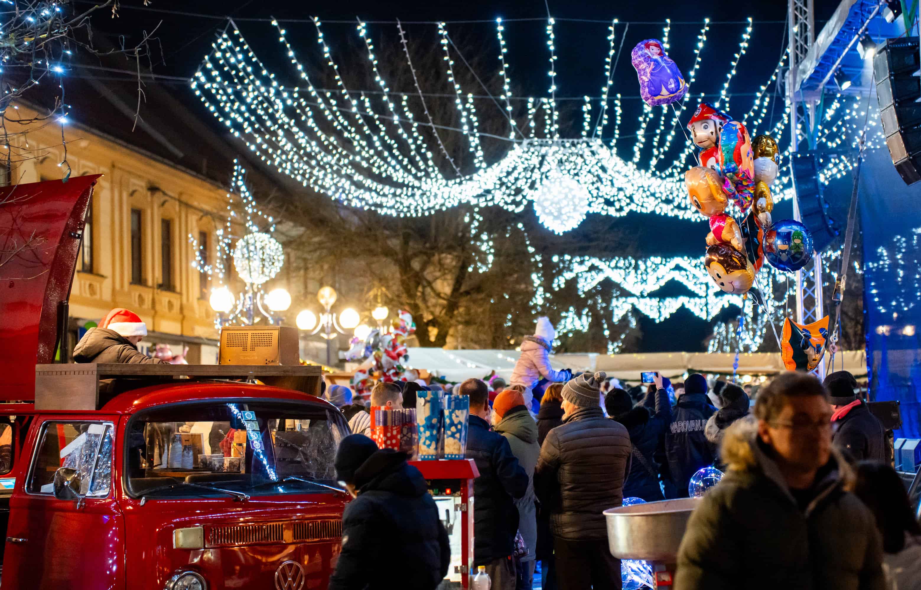 FOTO: Nakupovanje pod lučkami ob spremljavi Faušdura navdušilo Slovenj Gradec