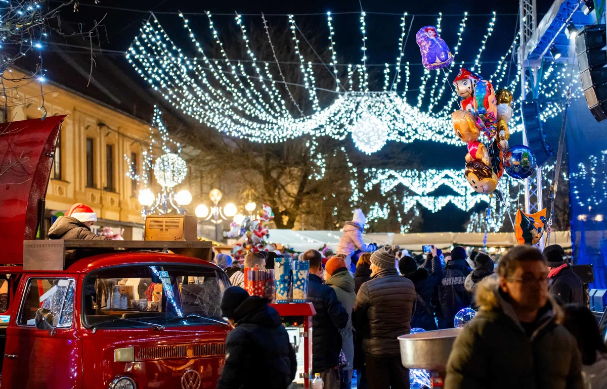 FOTO: Nakupovanje pod lučkami ob spremljavi Faušdura navdušilo Slovenj Gradec