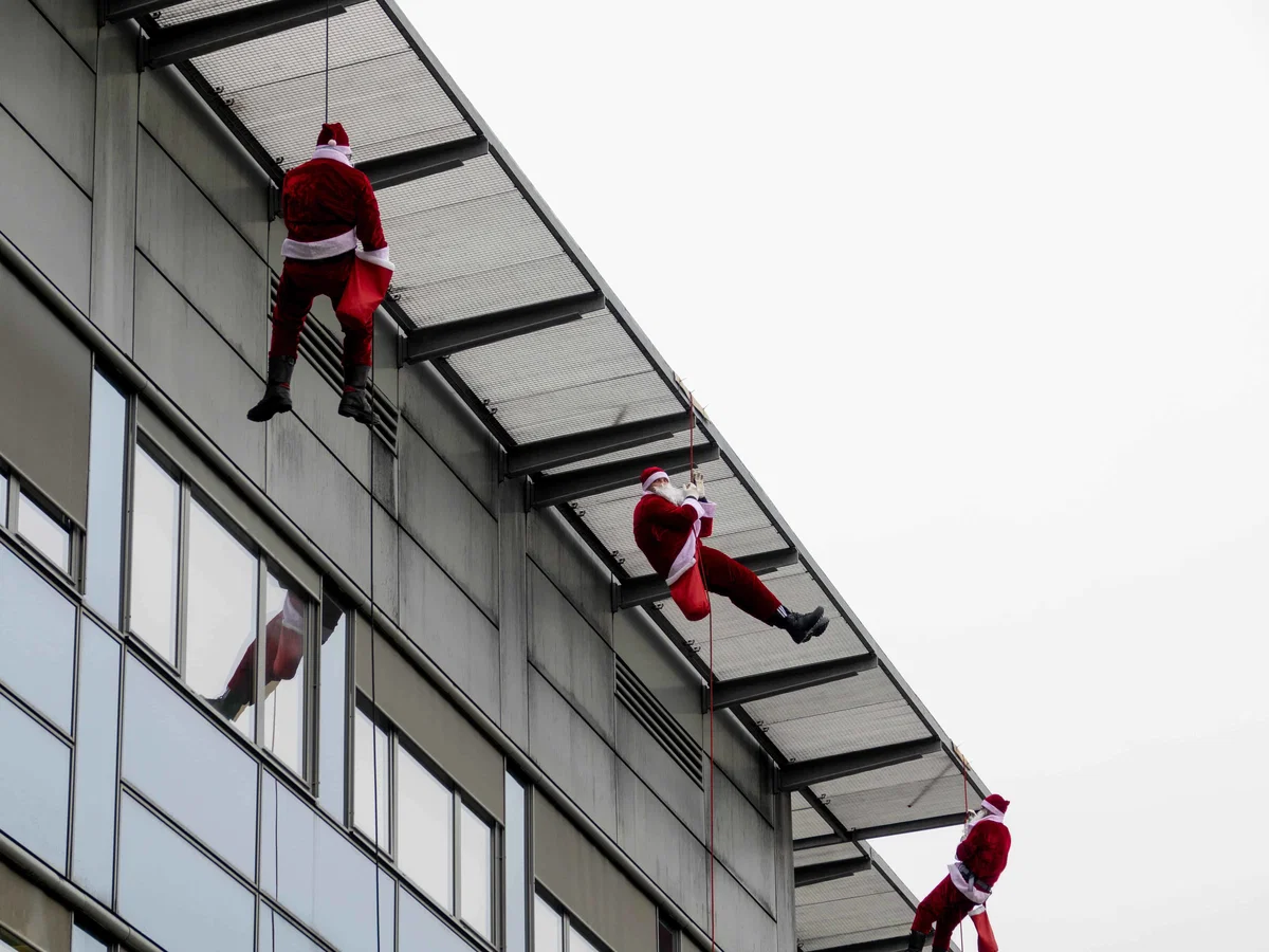 FOTO: Iz heliporta bolnišnice so se spustili Božički in pričarali nasmeh na otroška lica