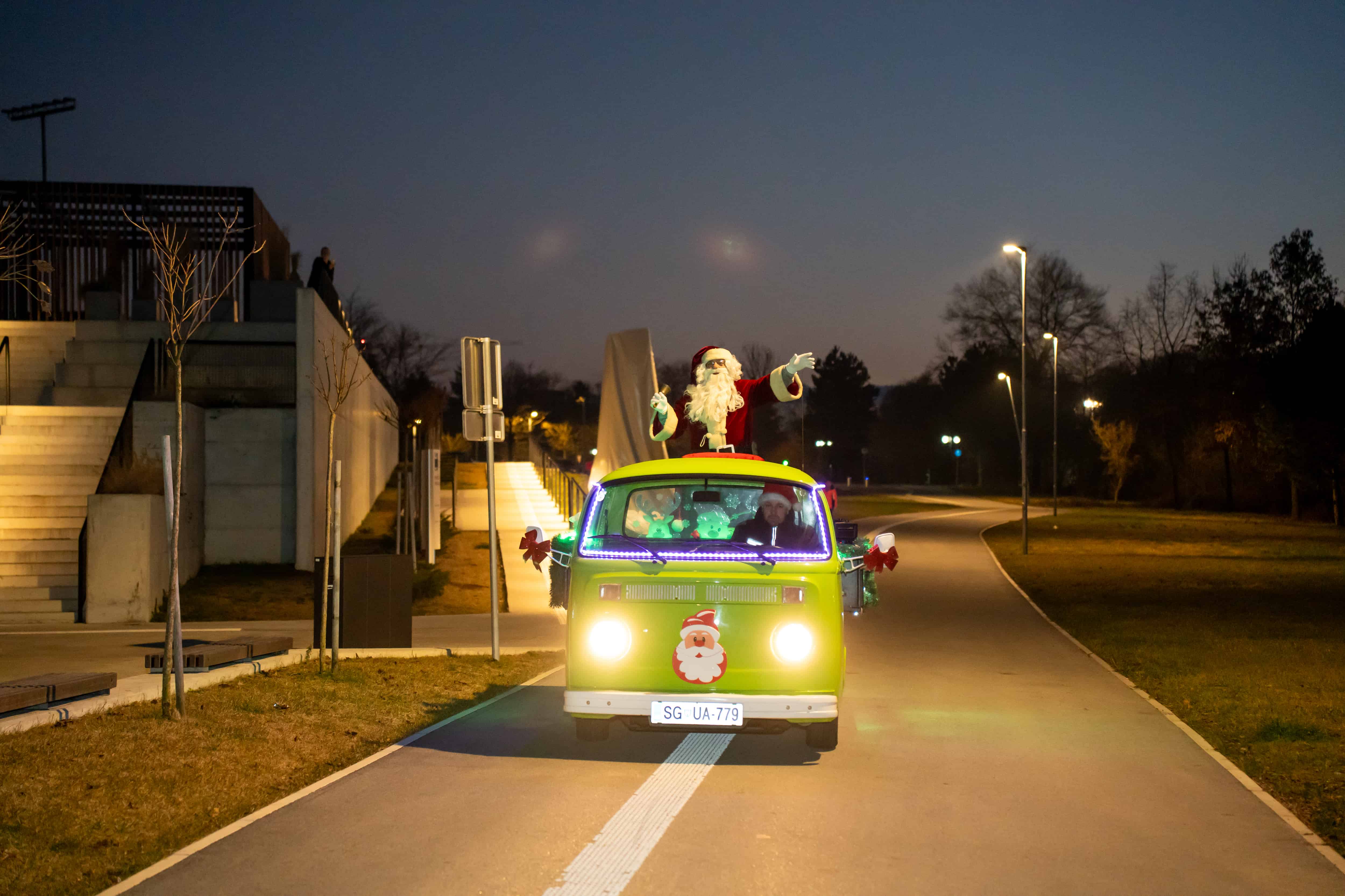 Božiček včeraj razveselil otroke v Slovenj Gradcu (FOTO)