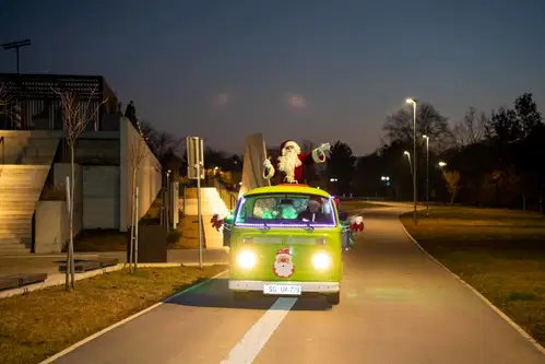 Božiček včeraj razveselil otroke v Slovenj Gradcu (FOTO)