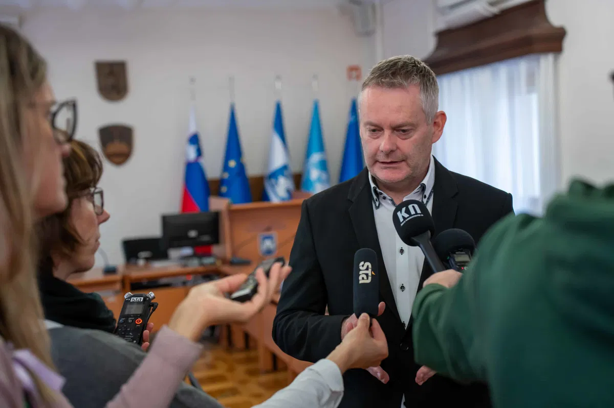 V Slovenj Gradcu z rešitvijo tudi za drugo lani poplavljeno družino, sporne kolesarske mostove bodo rušili