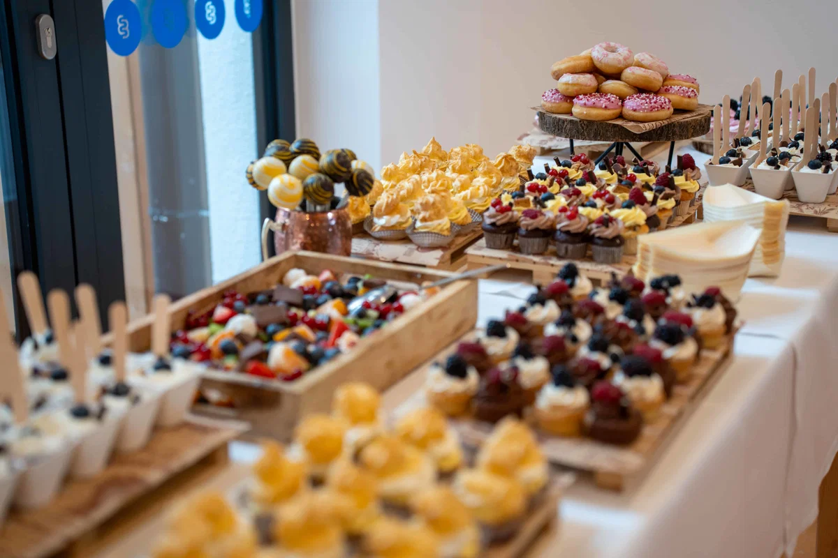 NIJZ pred koncem leta svetuje zmerno uživanje prazničnih jedi