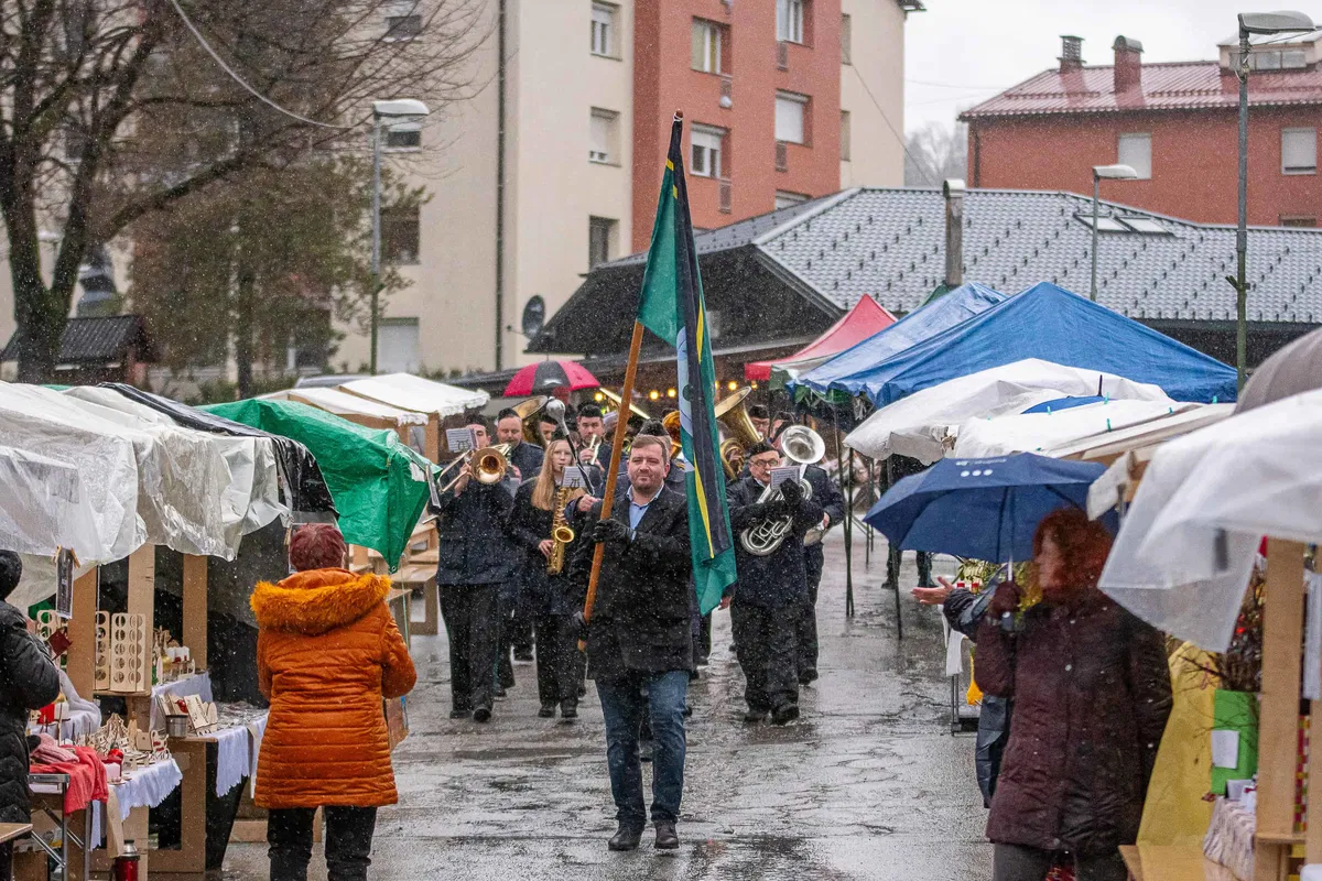 Foto: V Mežici kljub slabemu vremenu izpeljali tradicionalni 19. Barbarin sejem