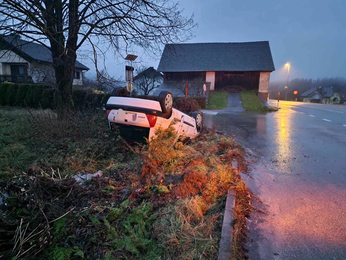 V prometni nesreči v Mislinji se je avto prevrnil na streho