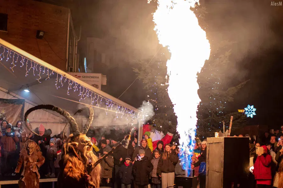 S prižigom lučk bodo jutri na Ravnah vstopili v Čarobni december