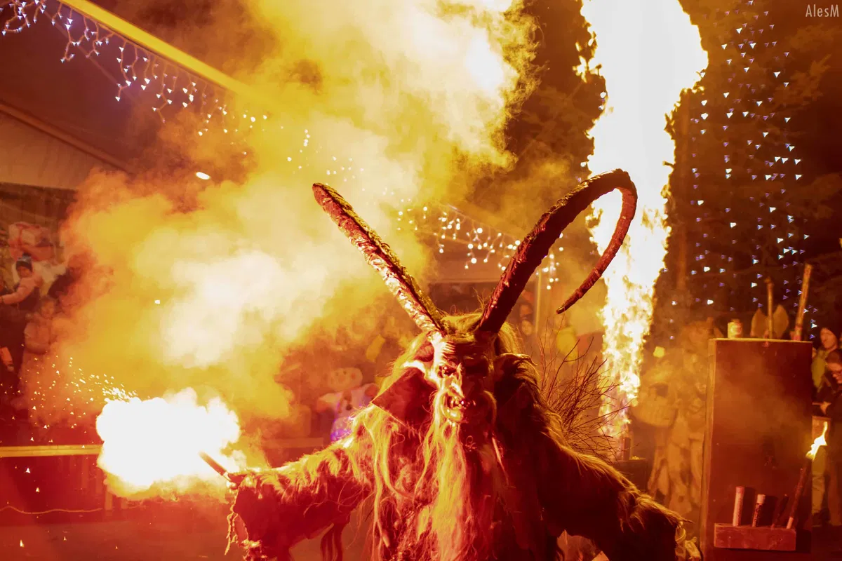 Ognjena predstava Krampusov bo nocoj poskrbela za spektakel ob prižigu prazničnih luči na Ravnah