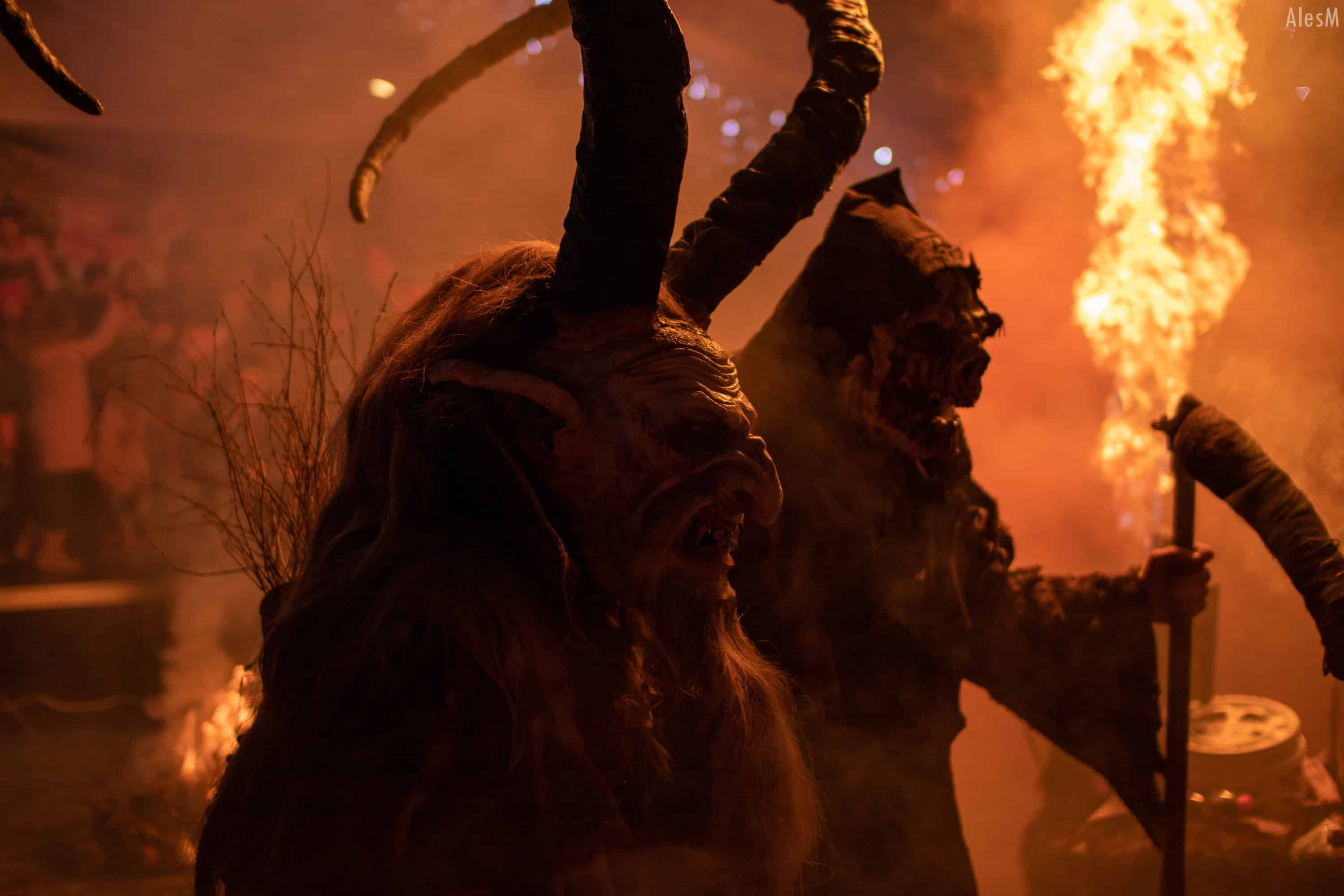 Foto: Avstrijska skupina Krampusov sinoči navdušila množico na Ravnah na Koroškem