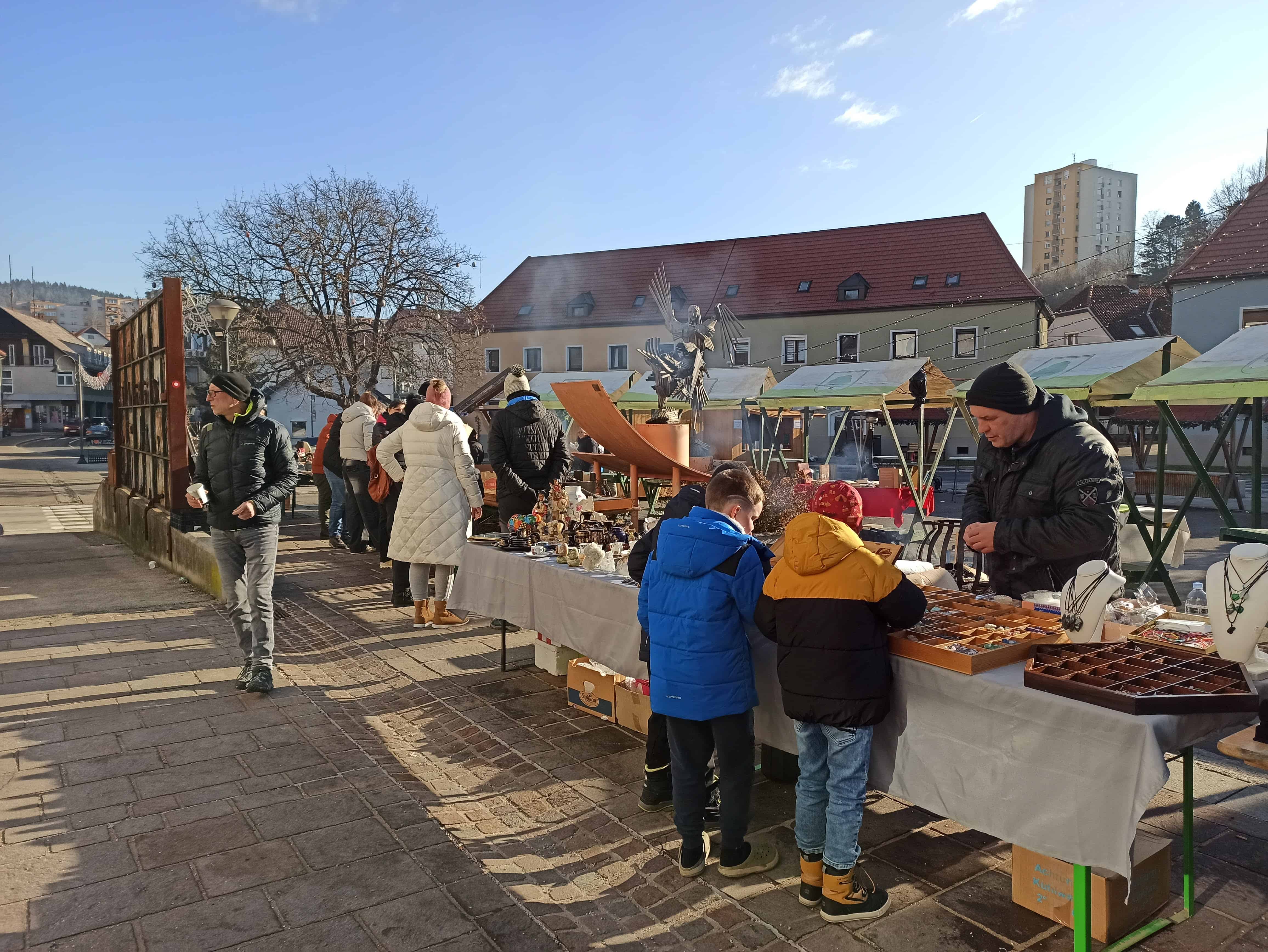 Na Ravnah že veselo barantamo, tretja sobota v mesecu je rezerivrana za sejem starin