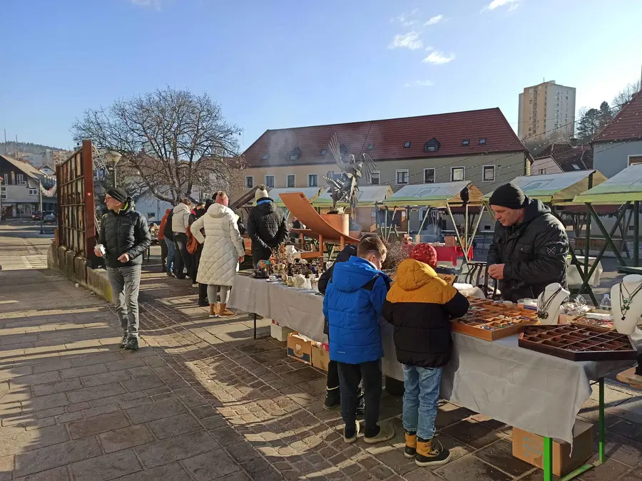Na Ravnah že veselo barantamo, tretja sobota v mesecu je rezerivrana za sejem starin