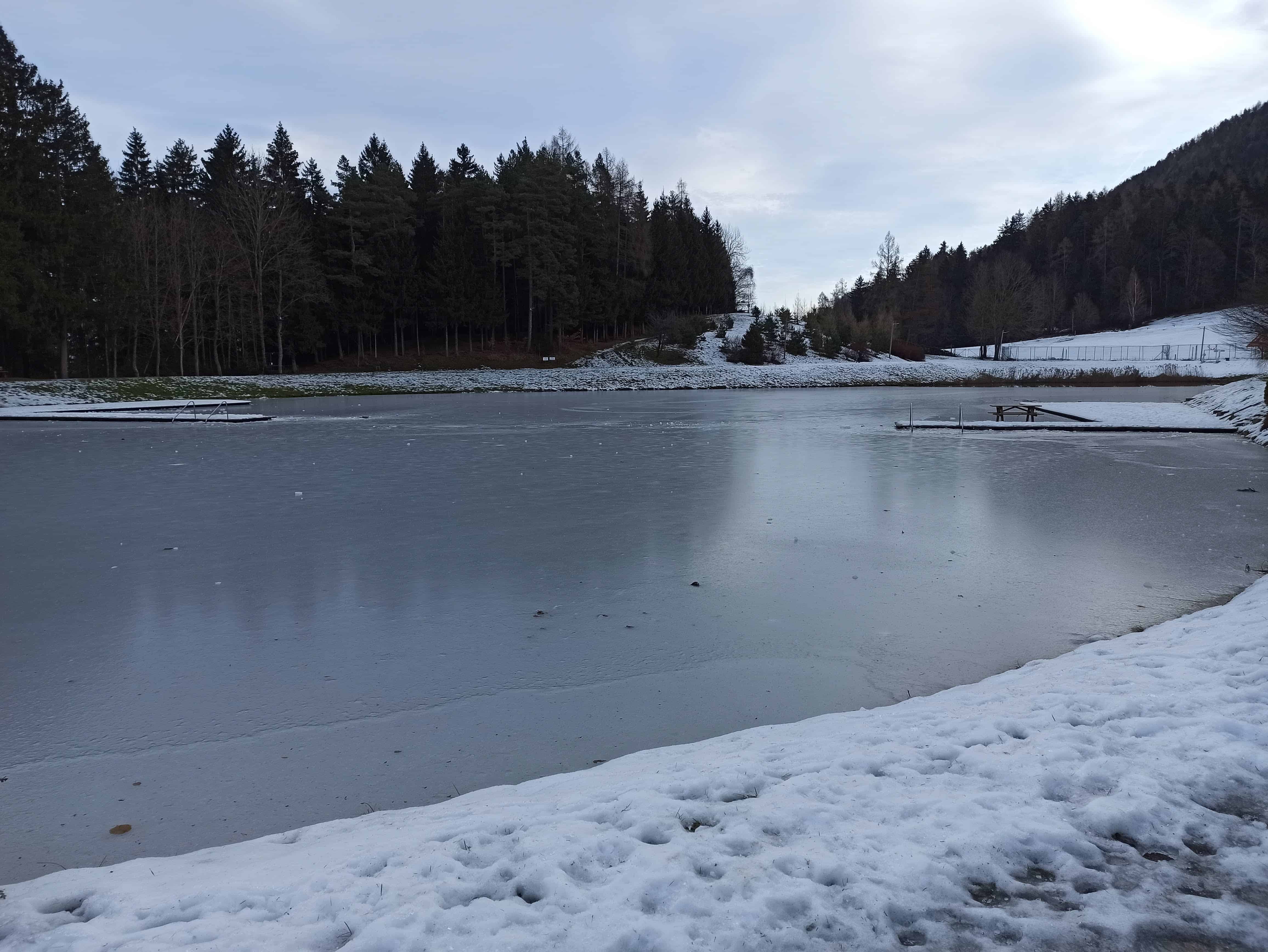 Občina Ravne prejela pet ponudb za najem Ivarčkega jezera
