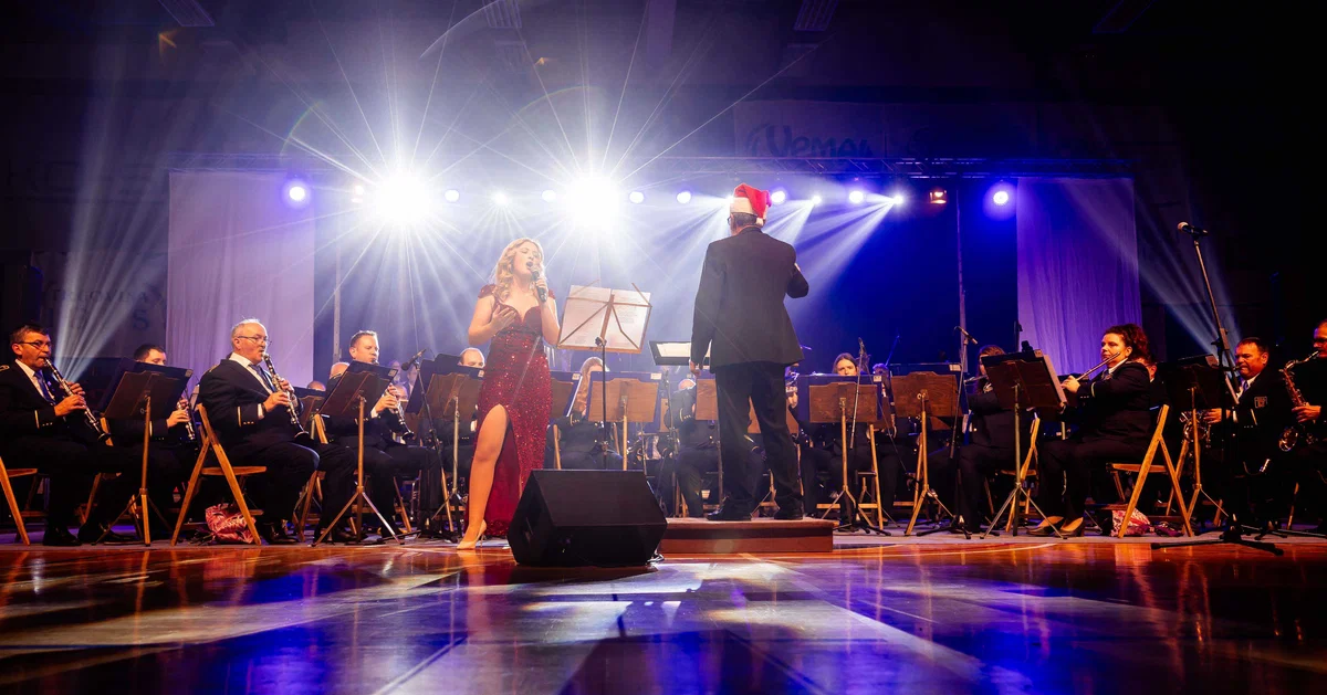 FOTO: Pihalni orkester Slovenj Gradec sinoči poskrbel za izjemno glasbeno praznično darilo