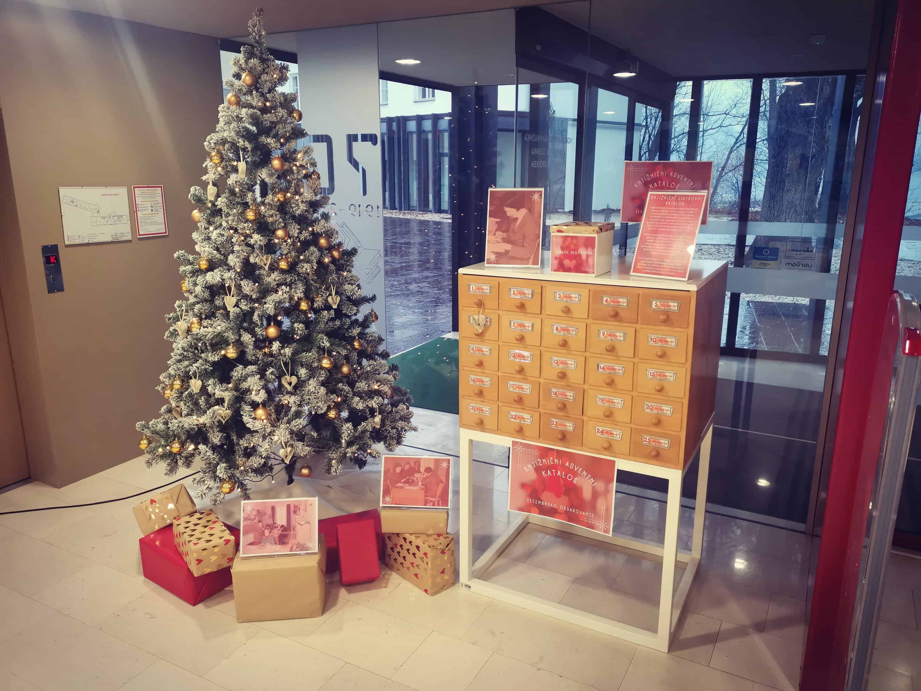 S Knjižničnim adventnim katalogom se bo Knjižnica Ravne odela v vzdušje čarobnega decembra