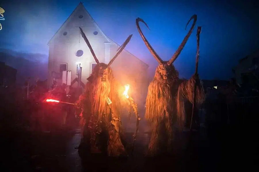 Ne zamudite strašnih Krampusov, ki bodo danes zavzeli Ravne