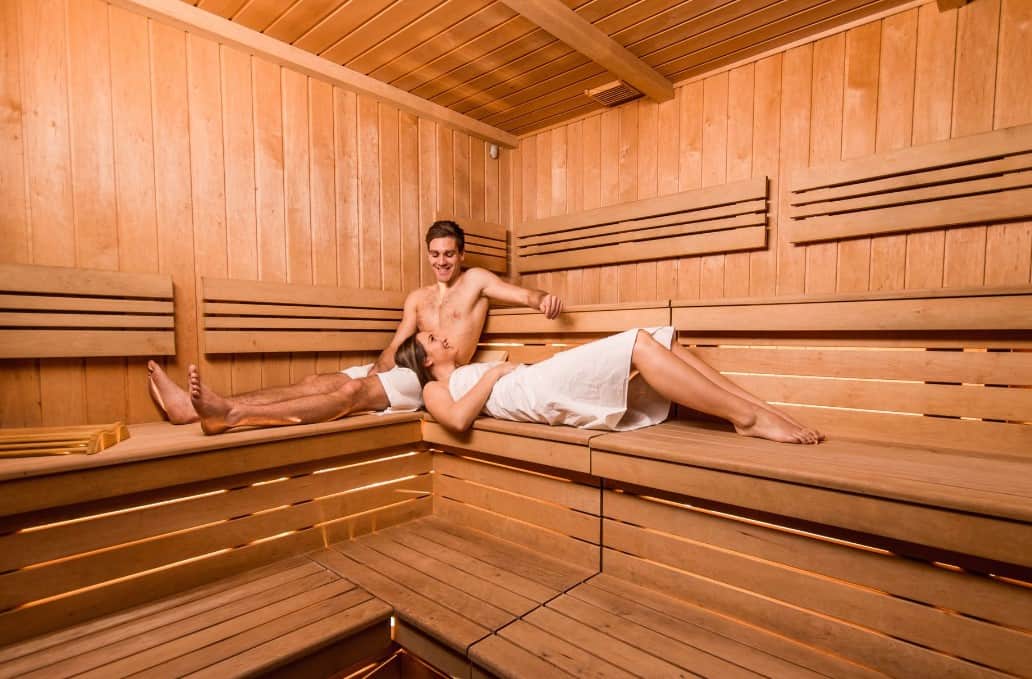 Ne zamudite nocojšnjega nočnega kopanja in vodene savne na Ravnah