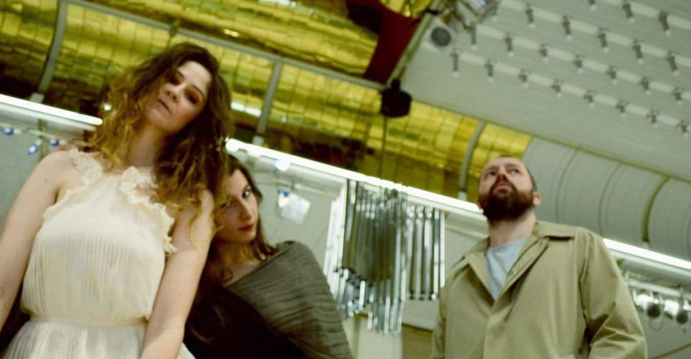 V okviru abonmaja Jazz Ravne vas bo na vokalno-tolkalno potovanje popeljala Nina Virant VIRA