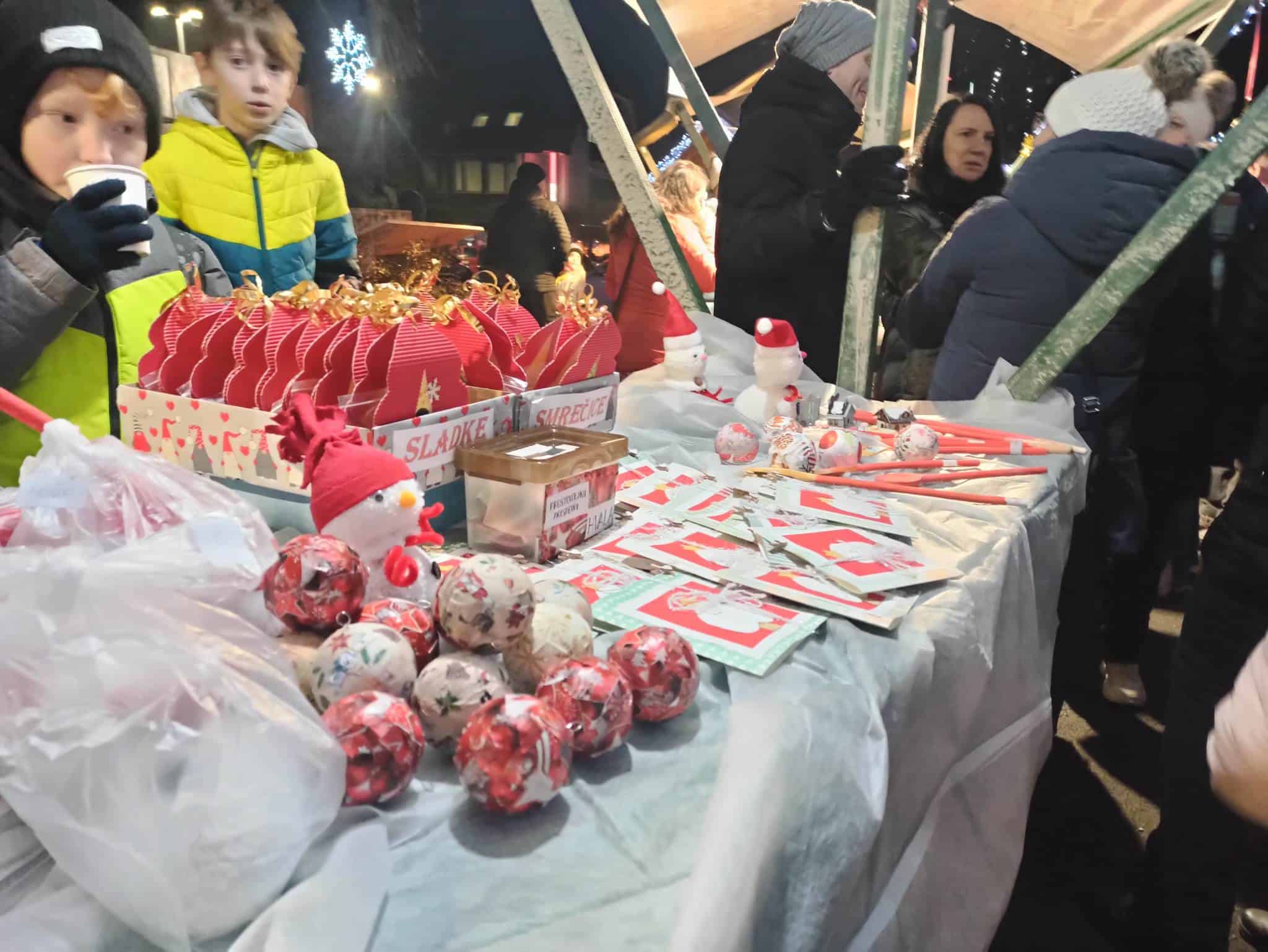 Praznični bazar osnovnošolcev na Ravnah privabil mnogo obiskovalcev (FOTO)