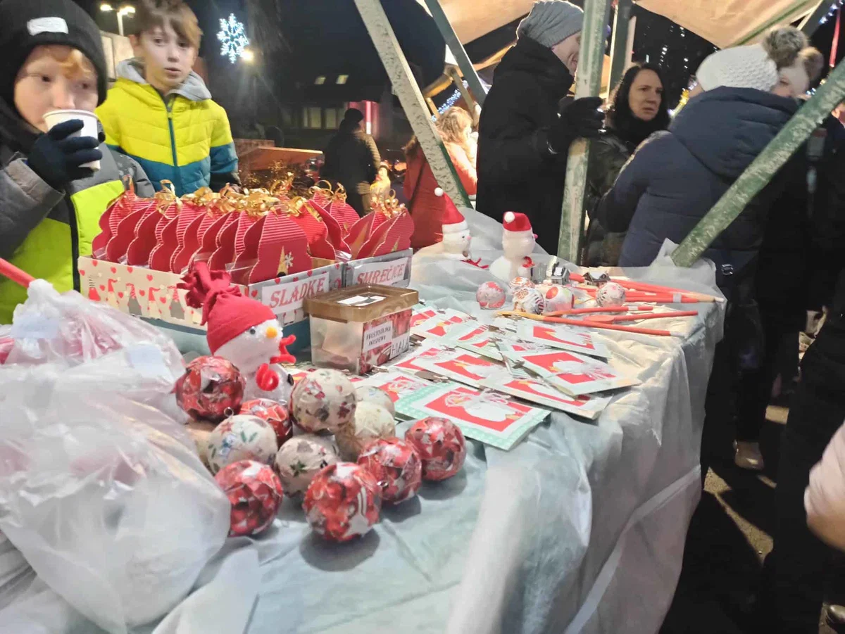 Praznični bazar osnovnošolcev na Ravnah privabil mnogo obiskovalcev (FOTO)