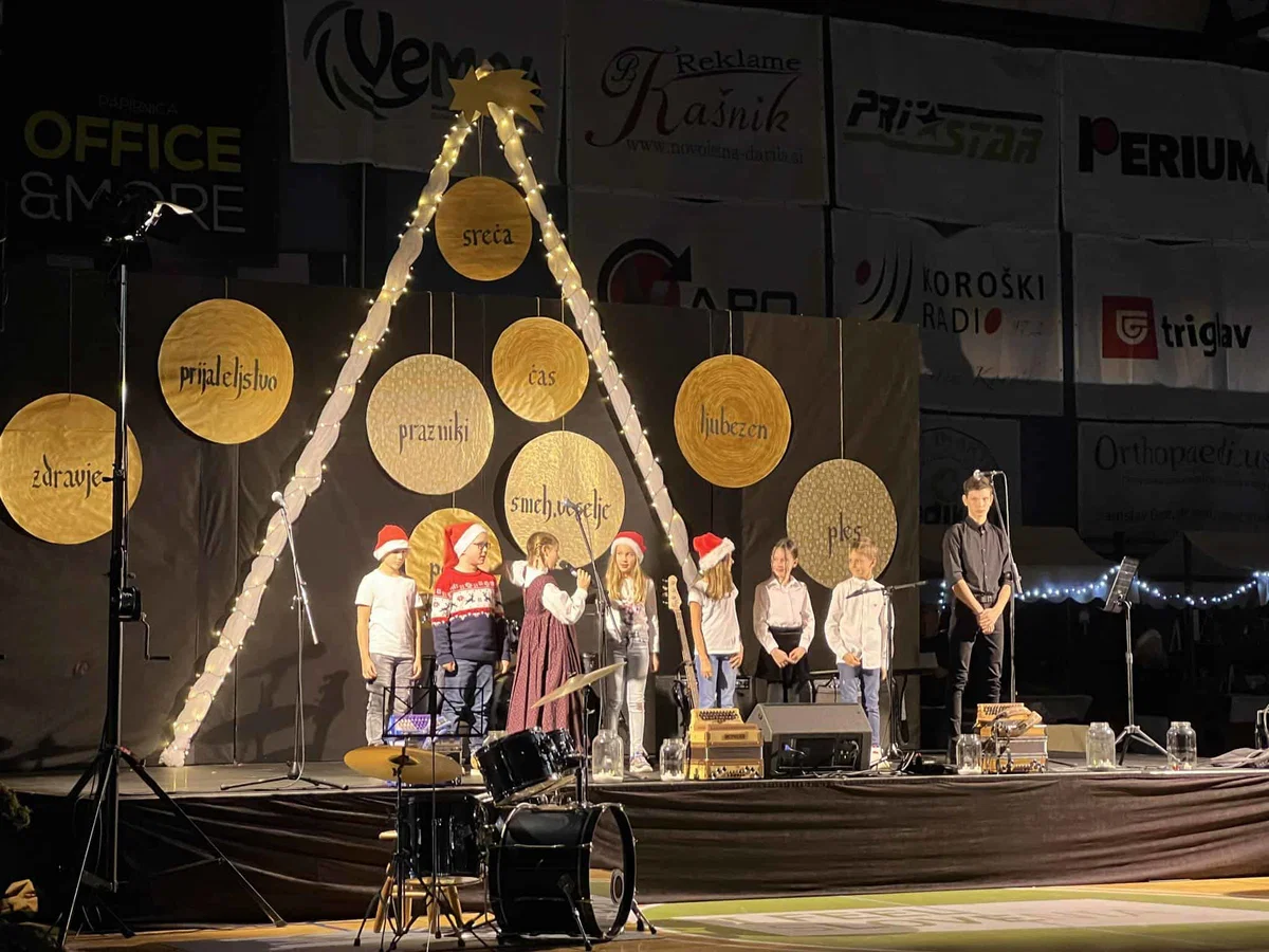 Prireditev na Drugi OŠ Slovenj Gradec skupaj z bazarjem privabila nasmeh na obraz (FOTO)