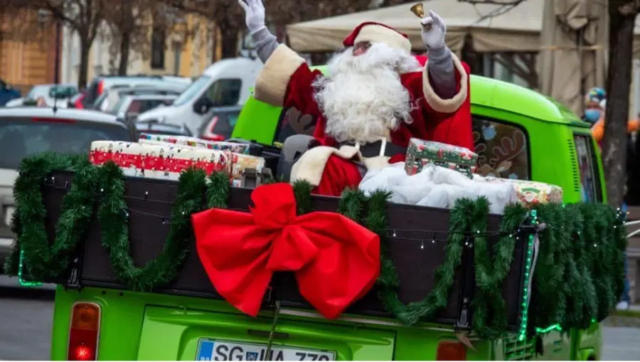 Božiček in njegova pomočnica bosta v posebnem vozilu ponovno razveselila najmlajše v Slovenj Gradcu. Preverite, kje in kdaj ga lahko srečate