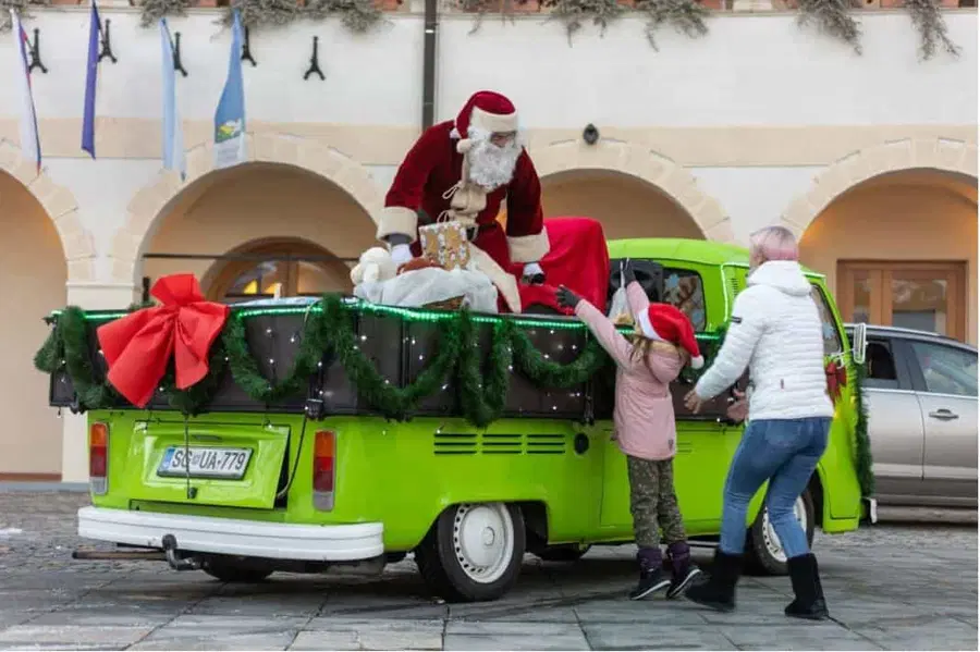 Božiček pričenja svojo pot po mestni občini Slovenj Gradec, nikar ga ne zamudite