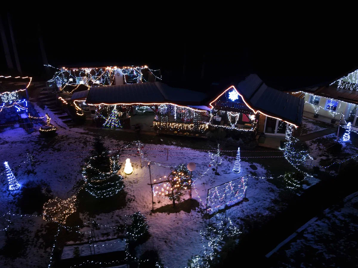 FOTO in VIDEO: Posestvo Tonija Štrigla na Selovcu tudi letos krasijo številne lučke