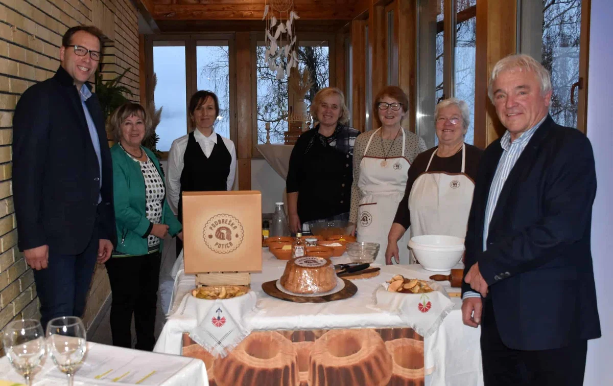 Kulinarična izmenjava »Podbreška potica iz Podbrezja : kvočevi štruklji iz Slovenj Gradca« (FOTO)