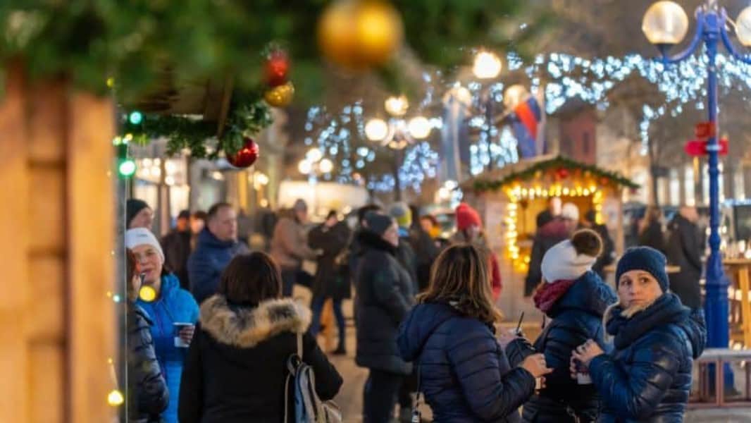 Nepozabno praznično dogajanje v Slovenj Gradcu s Marjetko Vovk in Raayem s božičnim sejmom