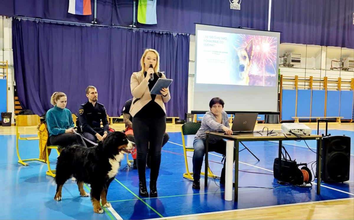 Na Ravnah pristopili k akciji: Ne meči petard, pokaj raje od smeha