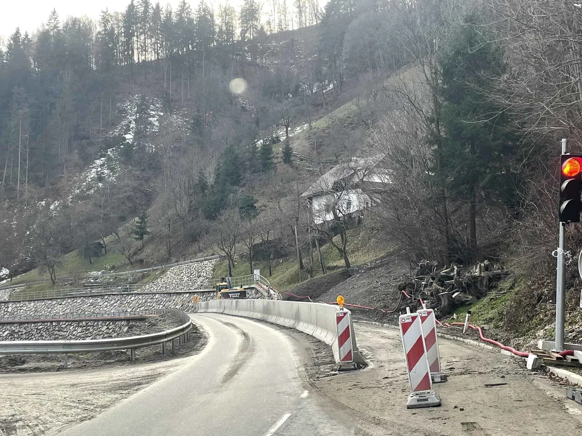 V Mežiški dolini proti popolni zapori ceste v času del na območju Nužijevega plazu