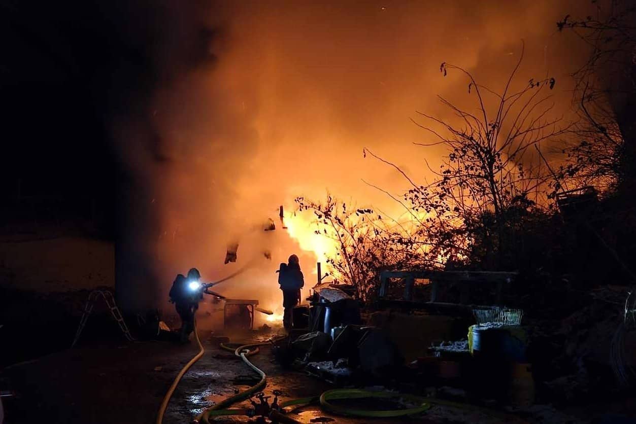 Gasilci v Radljah posredovali pri prometni nesreči ter požaru