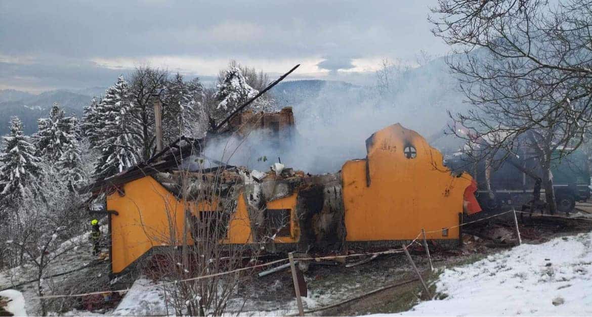 Požar hišo na Vrhah uničil v celoti