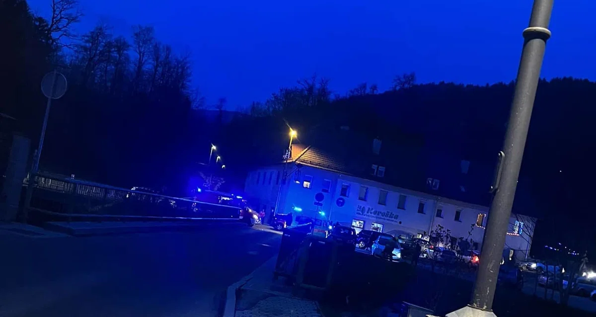 Na Ravnah trčili osebni vozili. Eno osebo prepeljali v bolnišnico Slovenj Gradec