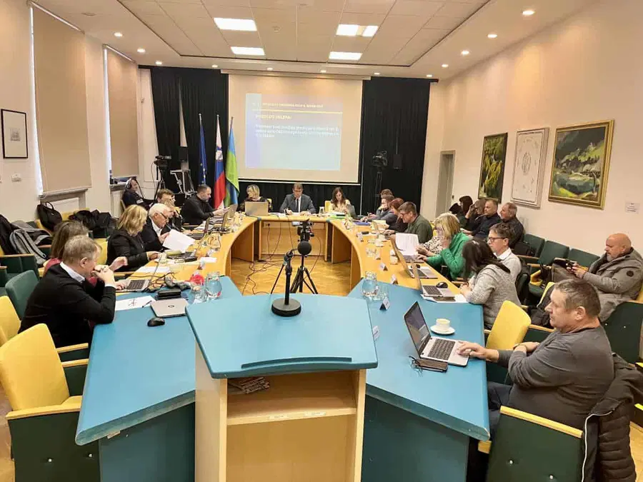 Na 8. redni seji Občine Ravne so svetnice in svetniki potrdili višje cene vrtca