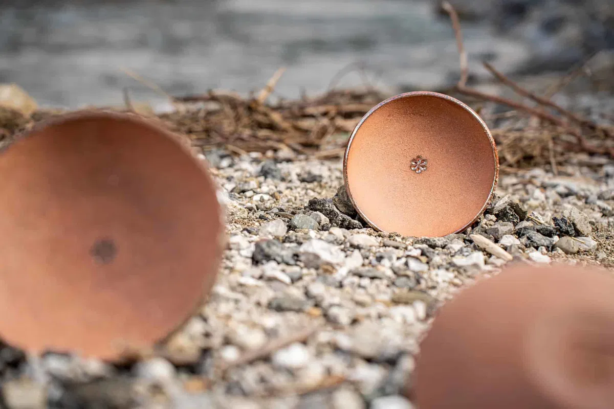 Iz glin in peska s poplavljenih območjih nastal umetniški izdelek Anje Slapničar