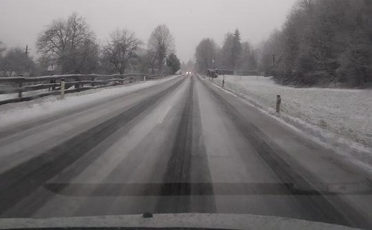 Ponekod na Koroškem so ceste zasnežene