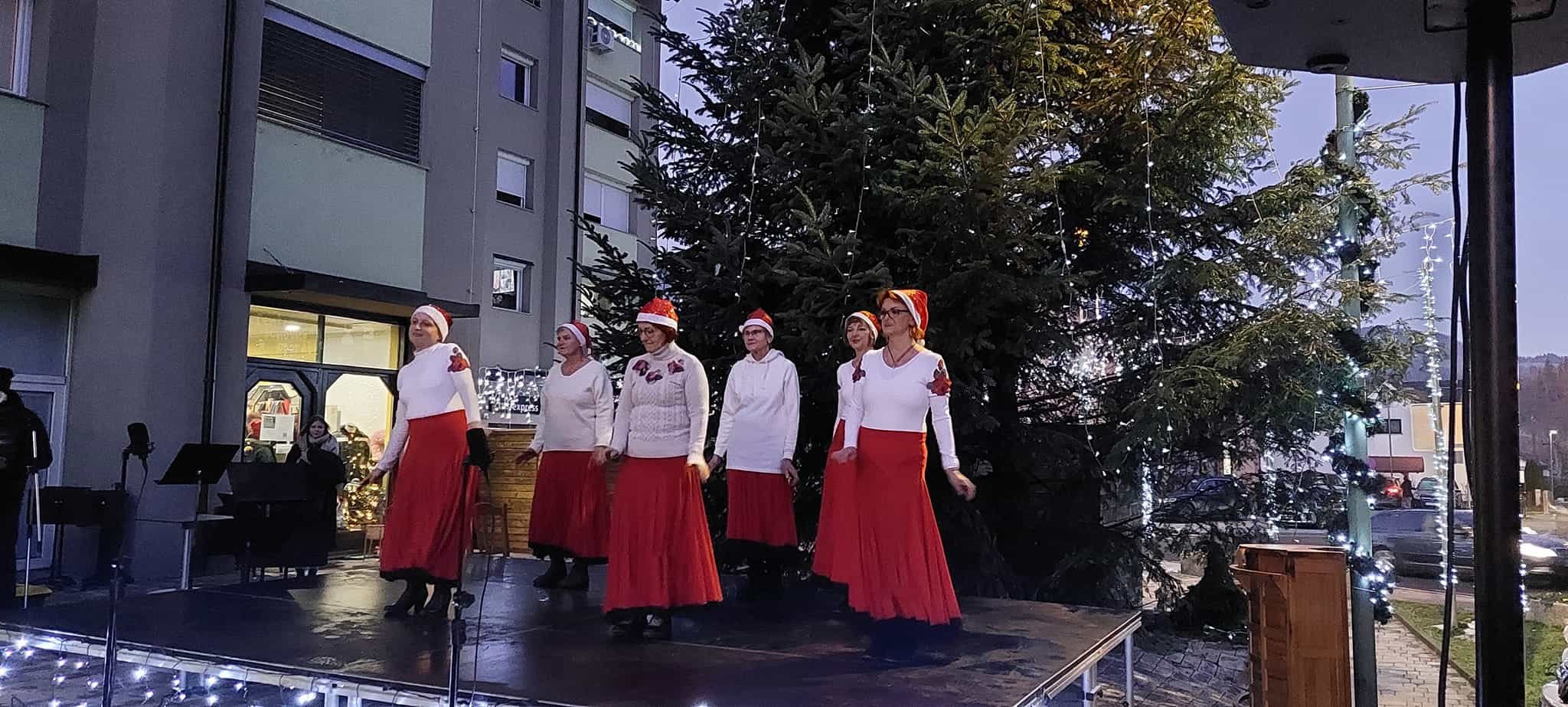 Praznična tržnica v Vuzenici zaživela v vsem svojem decembrskem sijaju