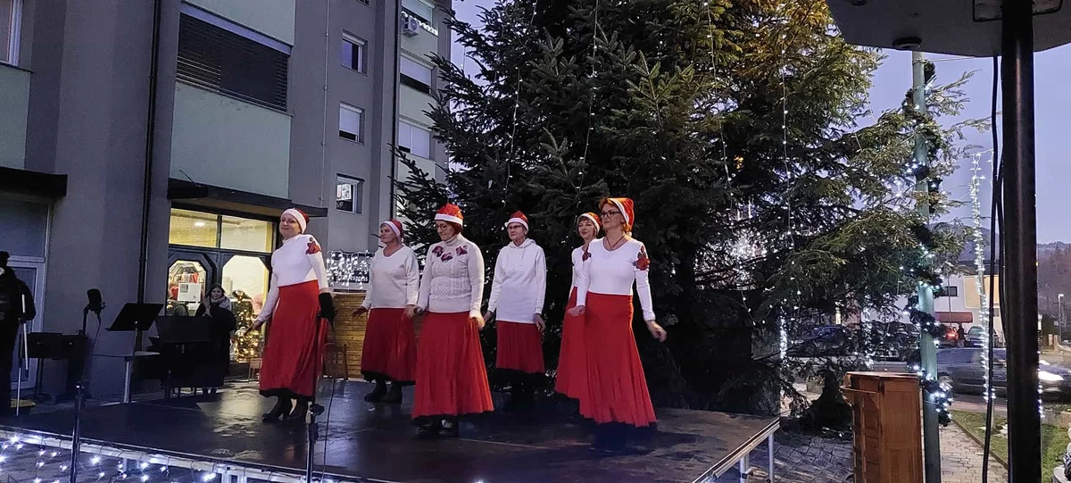 Praznična tržnica v Vuzenici zaživela v vsem svojem decembrskem sijaju