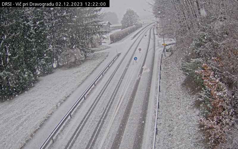 Na Koroškem že sneži, sneg se oprijema cestišča