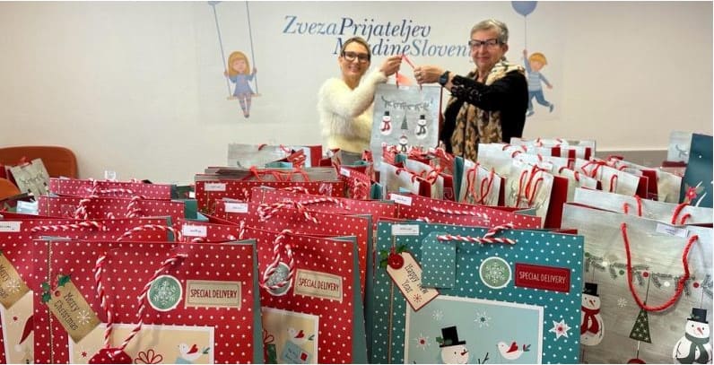 Zveza prijateljev mladine Slovenije in Telemach Slovenija s prazničnimi darili rišeta nasmehe na otroške obraze