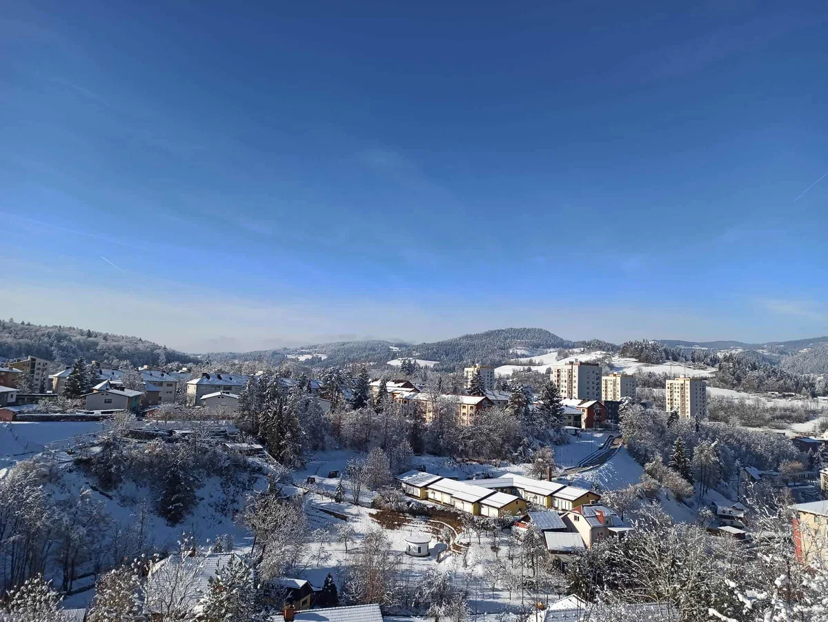 Začetek tedna izrazito sončen, a z izrazitim temperaturnim obratom