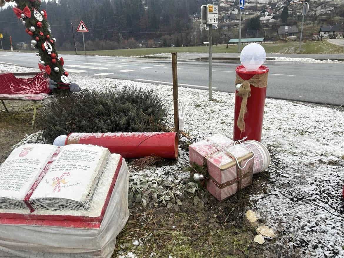 FOTO: Objestneži že prvi dan novega leta uničili praznično dekoracijo na Brdinjah